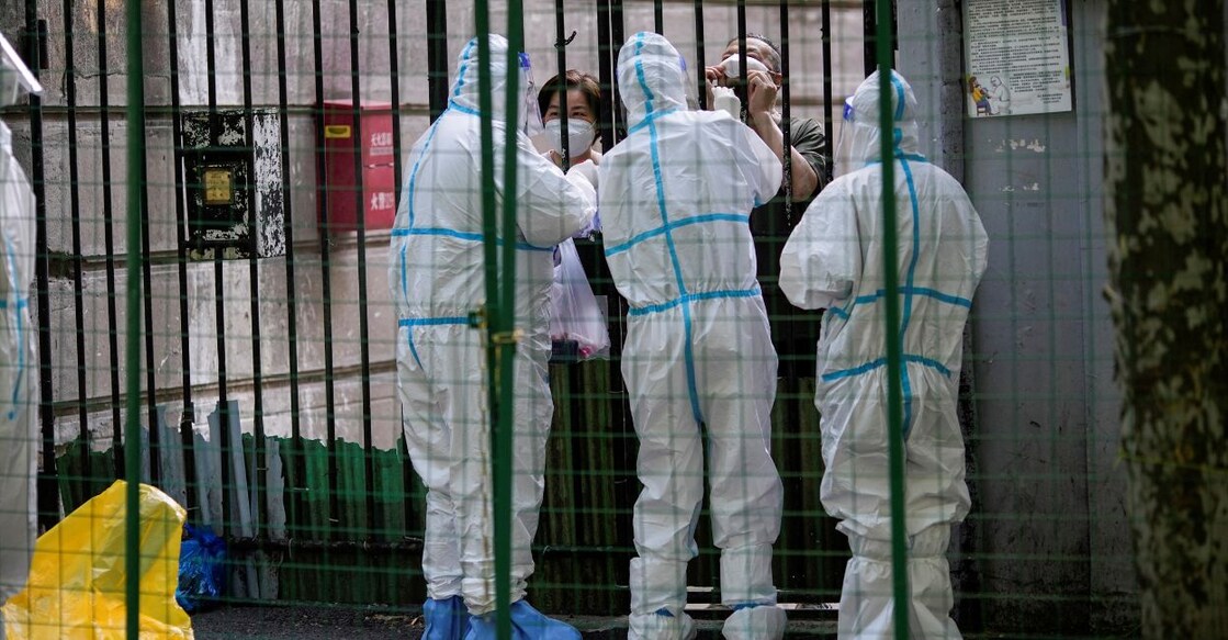 A resident gets tested for the coronavirus disease (COVID-19) behind barriers of a sealed area, after the lockdown placed to curb the COVID-19 outbreak was lifted in Shanghai, China, June 8, 2022. Photo: REUTERS/Aly Song