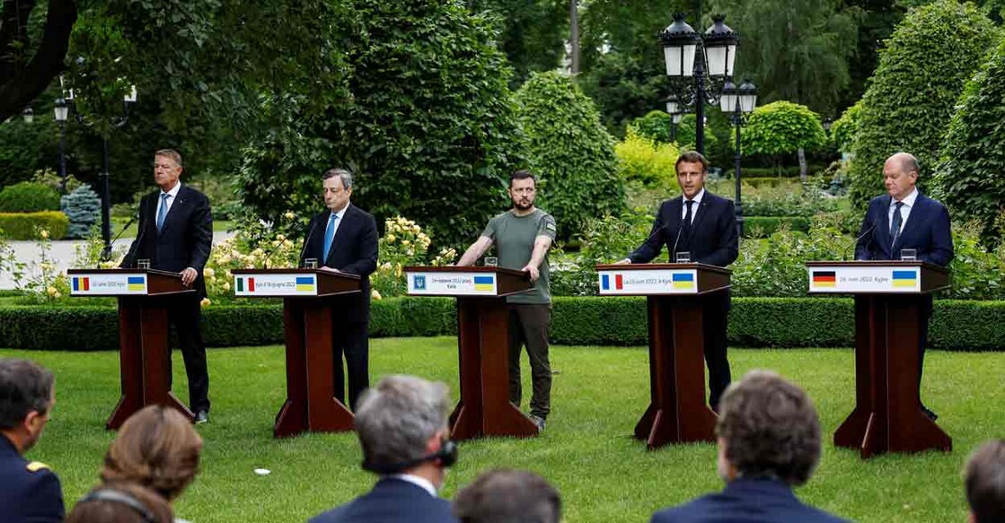 French President Emmanuel Macron, German Chancellor Olaf Scholz, Italian Prime Minister Mario Draghi, Romanian President Klaus Iohannis and Ukrainian President Volodymyr Zelenskiy attend a joint news conference, as Russia's attack on Ukraine continues, in Kyiv, Ukraine June 16, 2022. REUTERS/Valentyn Ogirenko