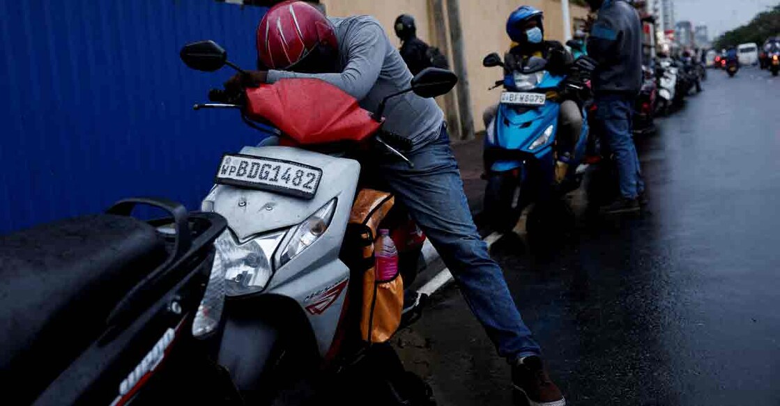  A man waits in a queue to buy petrol due to fuel shortage, amid the country's economic crisis, in Colombo, Sri Lanka, June 16, 2022. REUTERS/Dinuka Liyanawatte/File Photo