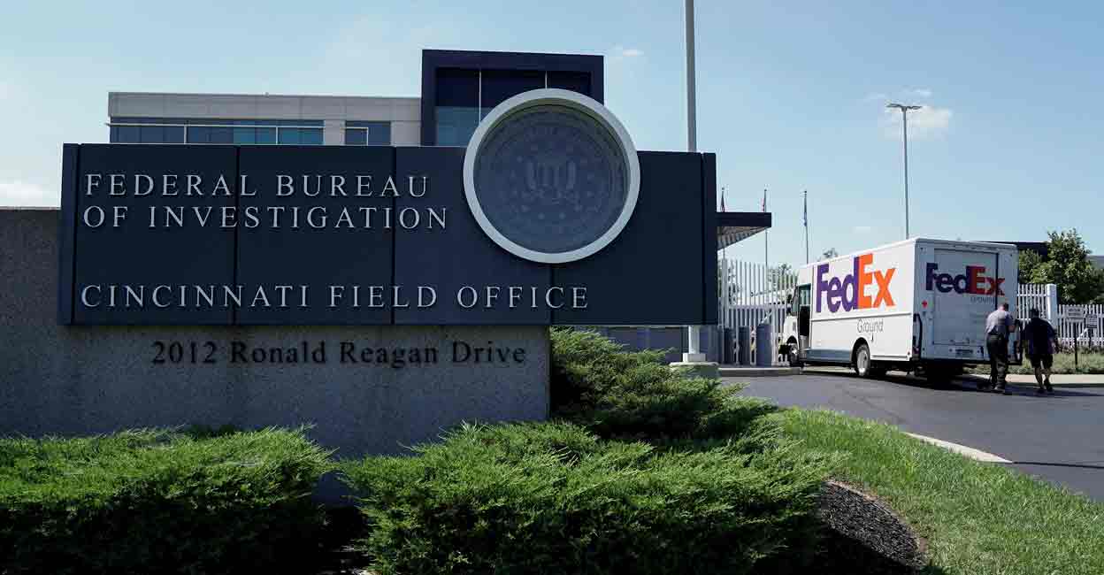 A FedEx truck is inspected outside of the front gate of the FBI's Cincinnati Field Office, after police closed off Interstate 71 North after reports of a suspect attempting to attack the FBI building, in Cincinnati, Ohio, U.S., August 11, 2022. Photo: REUTERS/Jeffrey Dean