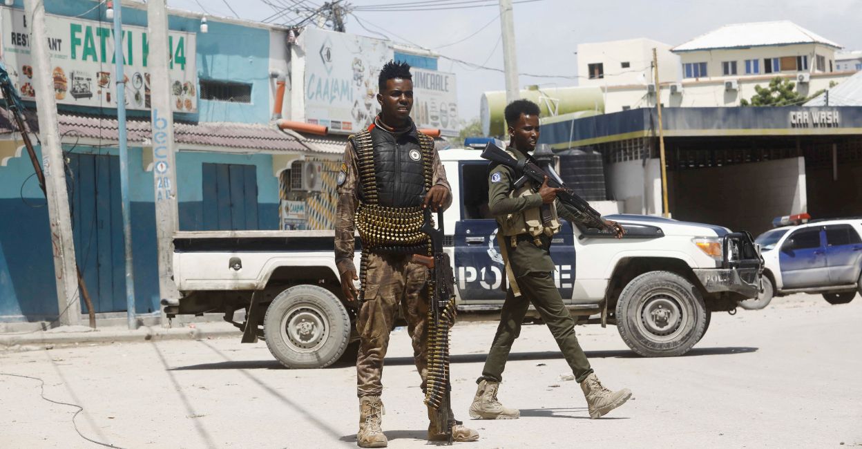somalia-siege Police officers stand guard near Hayat Hotel, the scene of an al Qaeda-linked al Shabaab group militant attack, in Mogadishu, Somalia August 21, 2022. PHOTO: Reuters/Feisal Omar