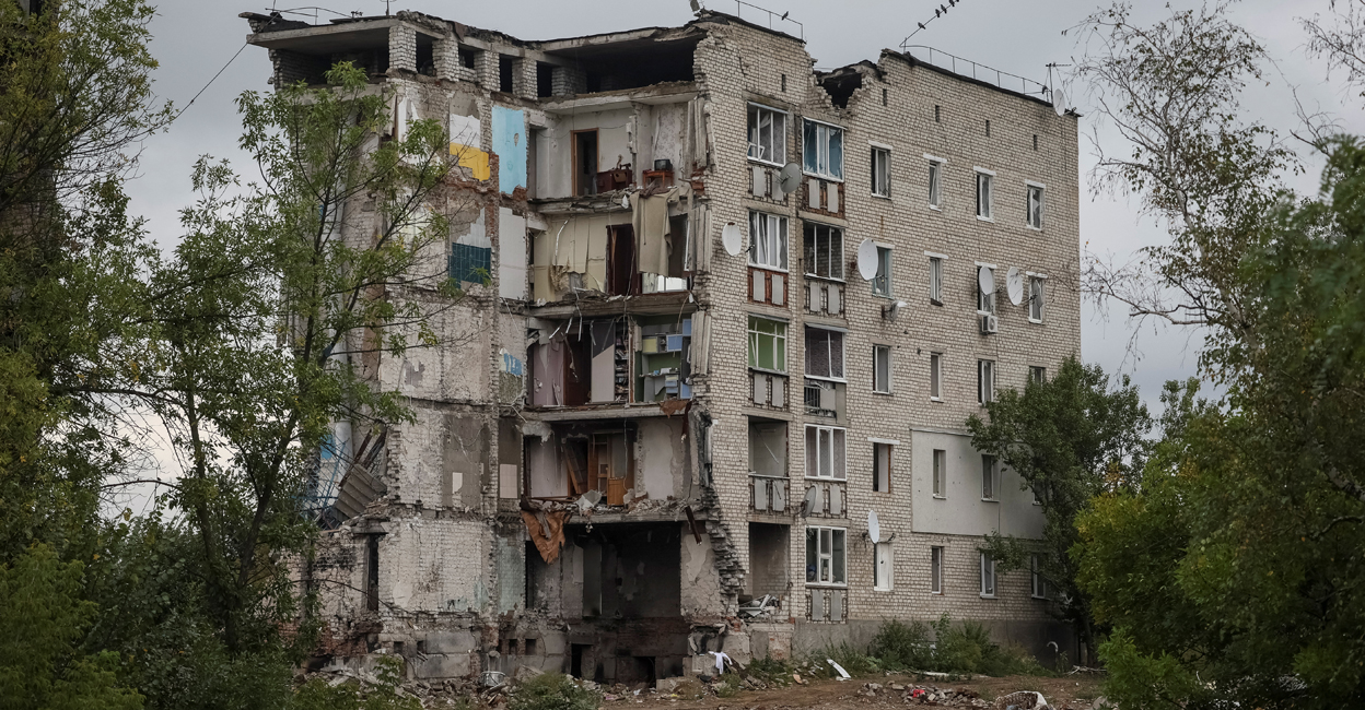 UKRAINE-CRISIS-IZIUM A damaged apartment house is seen, as Russia's attack on Ukraine continues, in the town of Izium, recently liberated by Ukrainian Armed Forces, in Kharkiv region, Ukraine September 14, 2022. Photo: REUTERS/Gleb Garanich