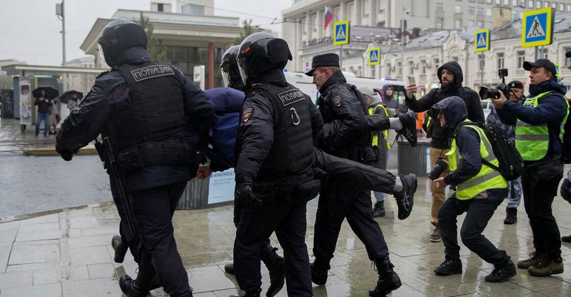 Russian law enforcement officers detain a person during a rally, after opposition activists called for street protests against the mobilisation of reservists ordered by President Vladimir Putin, in Moscow, Russia, September 24, 2022. Photo: Reuters