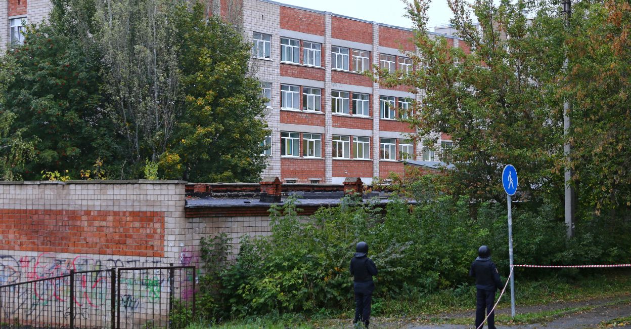 russia-school-shooting Police officers secure the area near a school after a gunman opened fire there, in Izhevsk, Russia September 26, 2022. Photo: Reuters