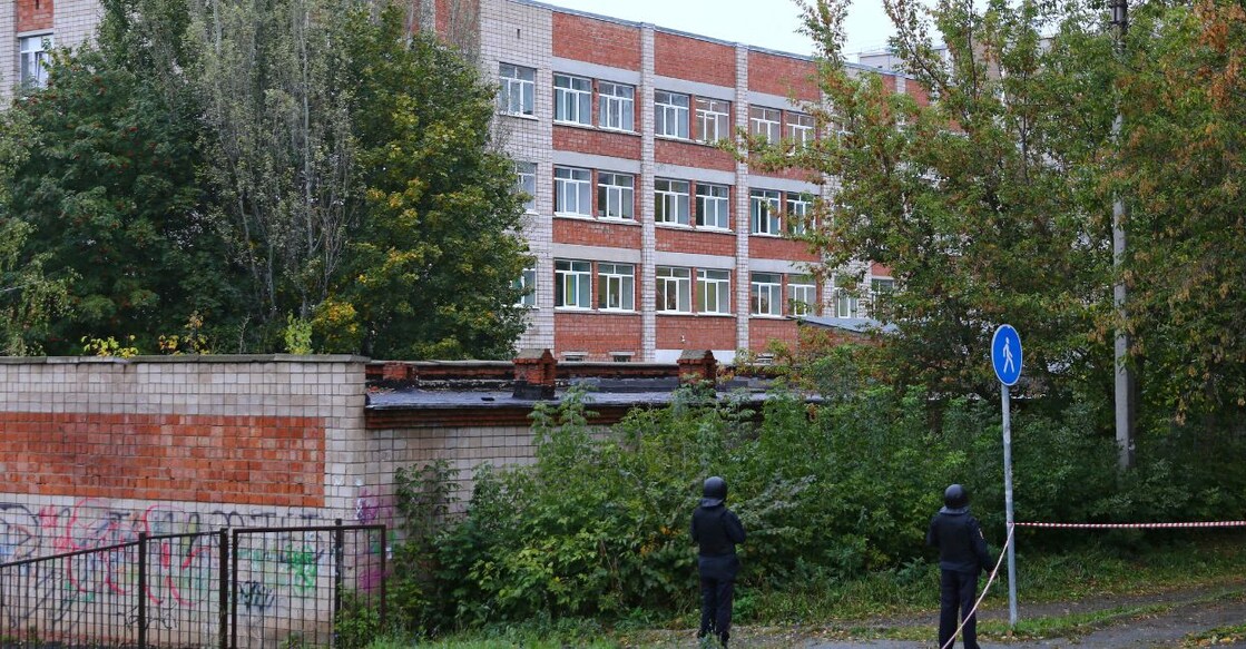 Police officers secure the area near a school after a gunman opened fire there, in Izhevsk, Russia September 26, 2022. Photo: Reuters