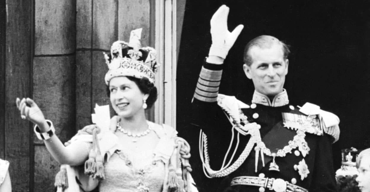 FILES-BRITAIN-ROYALS-QUEEN-OBIT In this file photo taken on June 2, 1953 Britain's Queen Elizabeth II (L) accompanied by Britain's Prince Philip, Duke of Edinburgh (R) waves to the crowd, after being crowned at Westminter Abbey in London. File photo: AFP