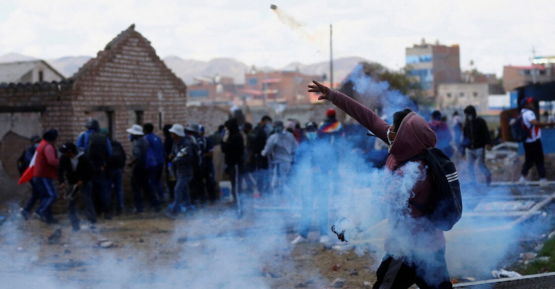 Demonstrators clash with security forces during a protest demanding early elections and the release of jailed former President Pedro Castillo, near the Juliaca airport, in Juliaca, Peru January 9, 2023. REUTERS/Hugo Courotto