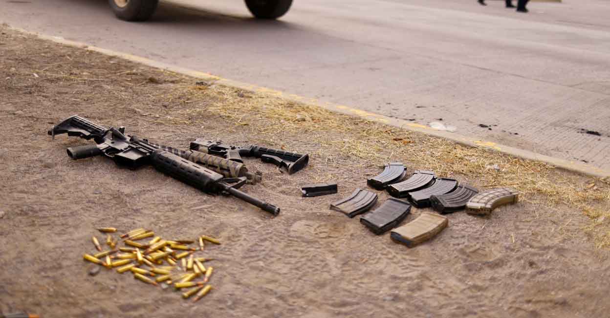 Mexico Guns and bullets are seen in front of the Cereso state prison number 3 secured by the security Forces after unknown assailants entered the prison and freed several inmates, resulting in injuries and deaths, according to local media, in Ciudad Juarez, Mexico January 1, 2023. REUTERS /Jose Luis Gonzalez