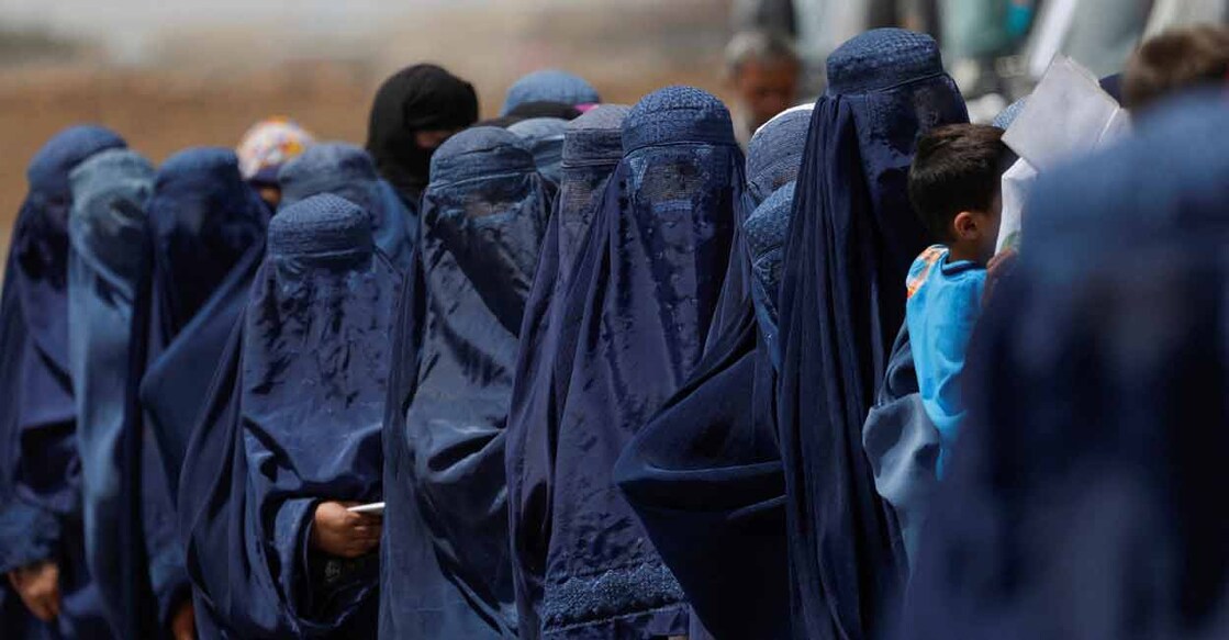 Displaced Afghan women stand waiting to receive cash aid for displaced people in Kabul, Afghanistan, on July 28, 2022. File photo: Reuters/ Ali Khara