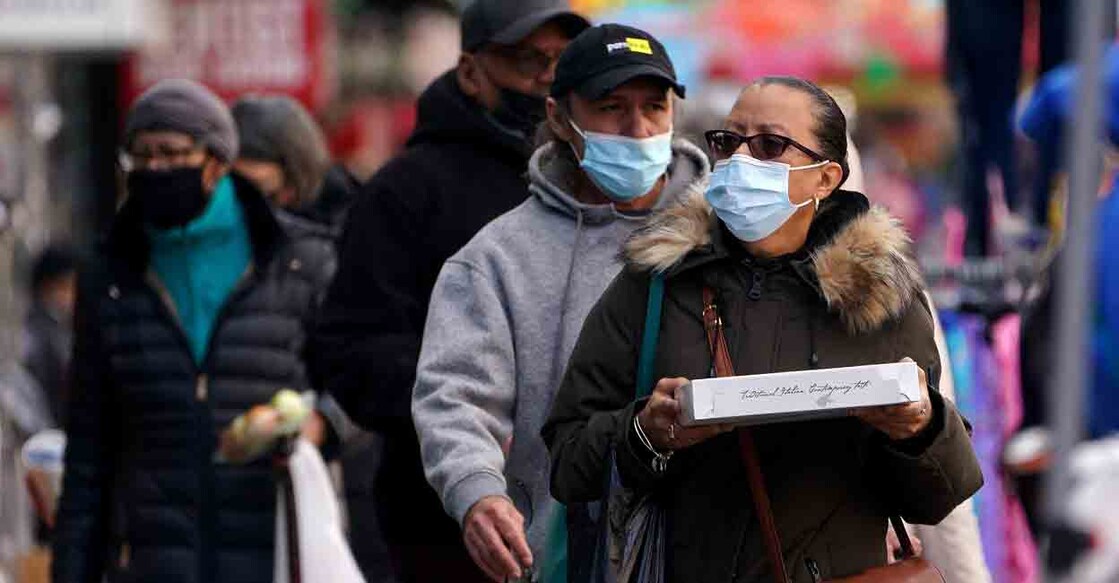 People walk outside wearing masks during the coronavirus disease (COVID-19) pandemic in the Harlem area of the Manhattan borough of New York City, New York, US, February 10, 2022. Photo: REUTERS/Carlo Allegri