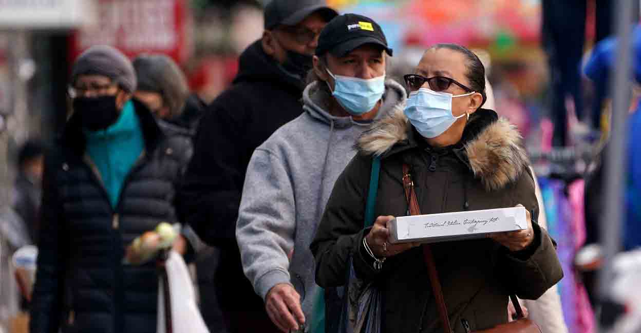 People walk outside wearing masks during the coronavirus disease (COVID-19) pandemic in the Harlem area of the Manhattan borough of New York City, New York, US, February 10, 2022. Photo: REUTERS/Carlo Allegri