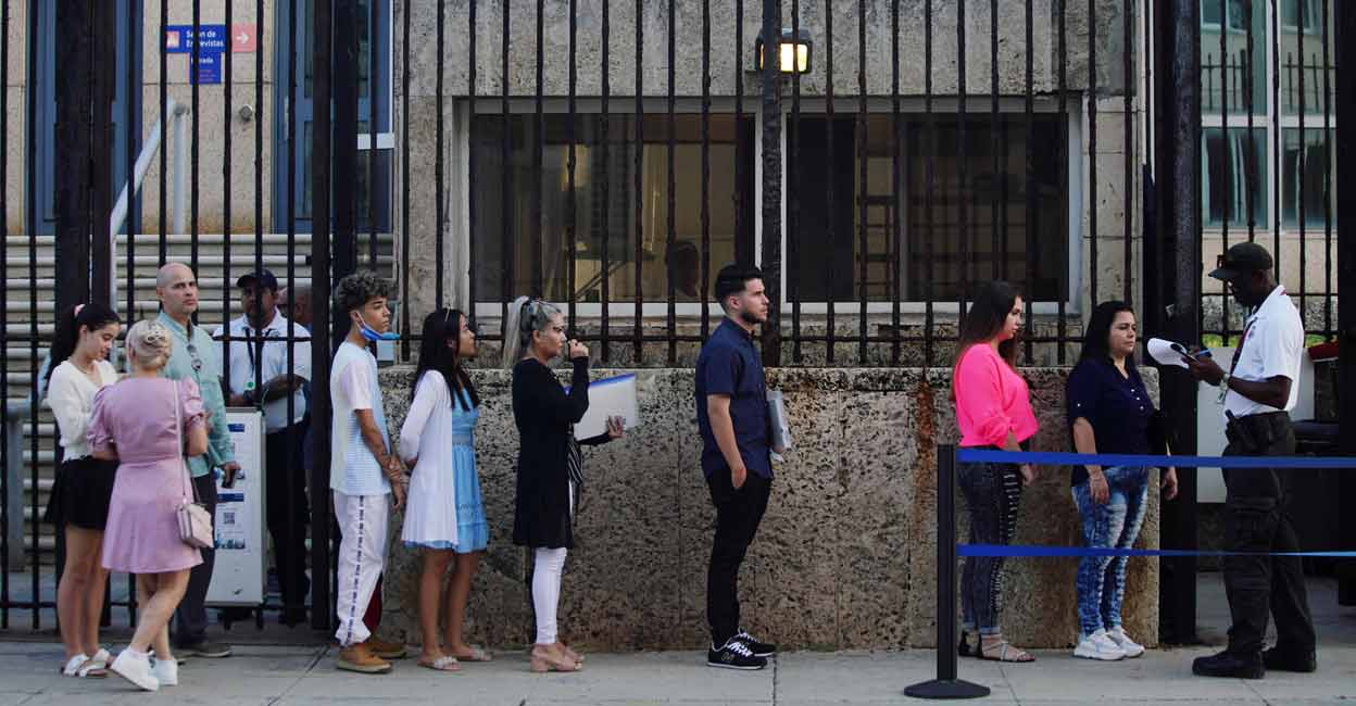 People wait in line to enter the US embassy in Havana, Cuba on Wednesday. Photo: Reuters/ Alexandre Meneghini 