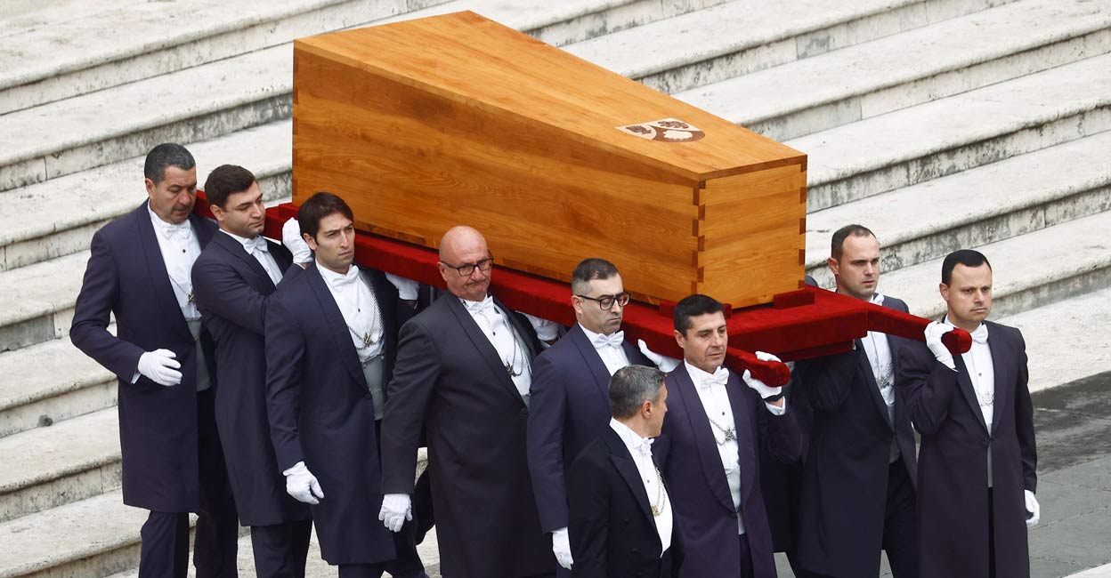 POPE-BENEDICT The coffin of former Pope Benedict is carried during his funeral, in St. Peter's Square at the Vatican, January 5, 2023. REUTERS/Guglielmo Mangiapane