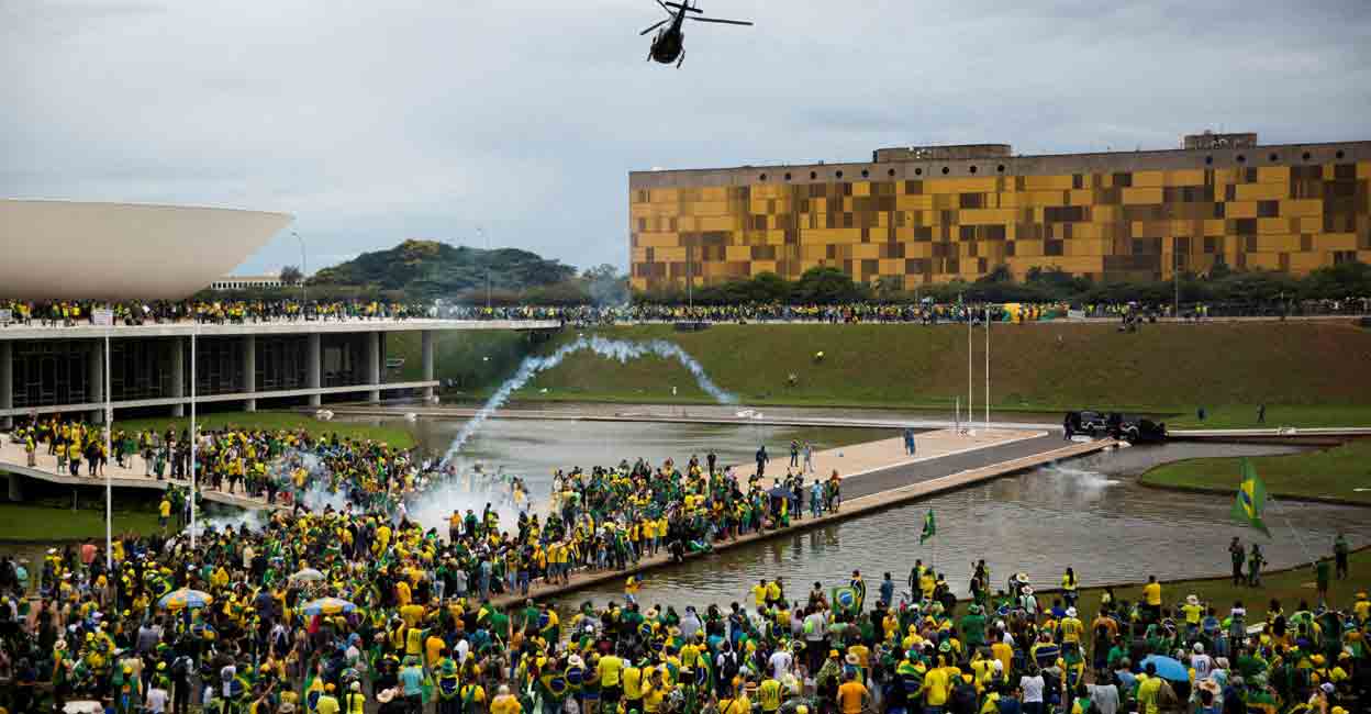 BRAZIL-POLITICS-VIOLENCE Supporters of Brazil's former President Jair Bolsonaro demonstrate against President Luiz Inacio Lula da Silva, in Brasilia, Brazil, January 8, 2023. Photo: REUTERS/Antonio Cascio