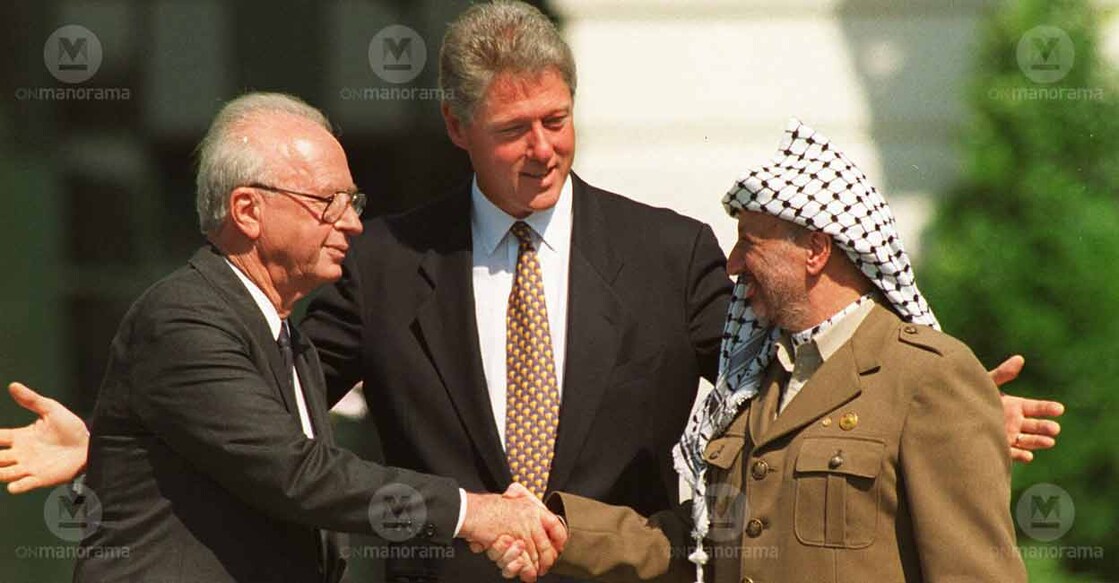 US President Clinton presides over White House ceremonies marking the signing of the peace accord between Israel and the Palestinians, with Israeli Prime Minister Yitzhak Rabin, left, and PLO chairman Yasser Arafat, right, in Washington, USA, Sept.13, 1993. File photo: AP