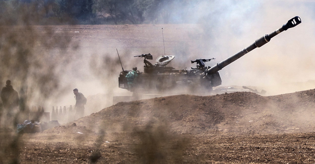 ISRAEL-PALESTINIANS-GAZA A tank and soldiers from an artillery unit gather near Israel's border with the Gaza Strip, in southern Israel, October 12, 2023. Photo: Reuters/Ronen Zvulun