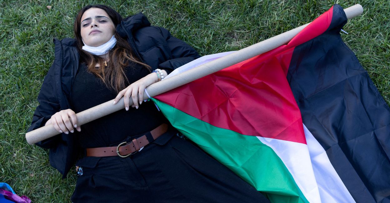 A pro-Palestine student take part in a protest in support of the Palestinians amid the ongoing conflict in Gaza, at Columbia University in New York City, U.S. On October 12, 2023. Photo: Reuters/ Jeenah Moon