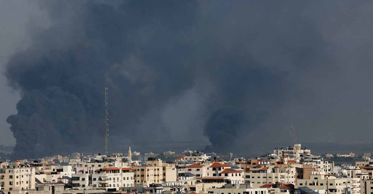 ISRAEL-PALESTINIANS-GAZA-TIMELINE Smoke billows following Israeli strikes in Gaza City, October 10, 2023. Photo: REUTERS/Mohammed Salem