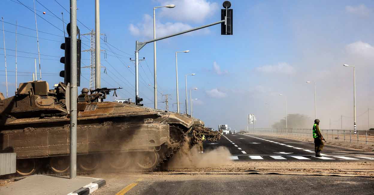 ISRAEL-PALESTINIANS-GAZA An Israeli tank takes up position near Israel's border with the Gaza Strip, in southern Israel, October 13, 2023. Photo: REUTERS/Violeta Santos Moura