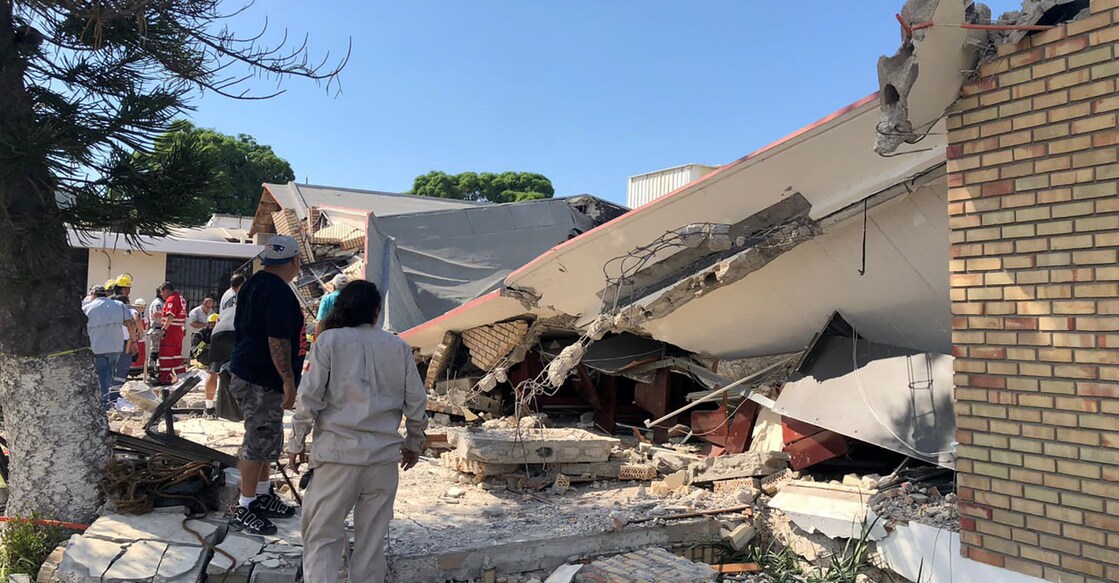 Members of a rescue team and people work at a site where a church roof collapsed during Sunday mass. Photo:Secretaria de Seguridad Publica Tamaulipas/ REUTERS