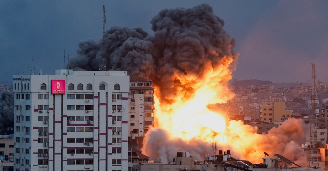 Smoke and flames billow after Israeli forces struck a high-rise tower in Gaza City on Saturday. Photo: REUTERS/Mohammed Salem