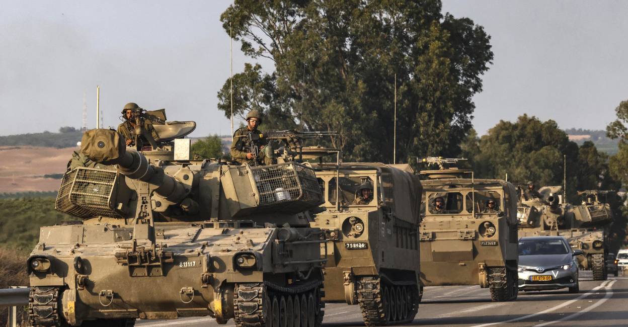 An Israeli self-propelled howitzer rolls on a highway near the southern city of Sderot. Photo: AFP
