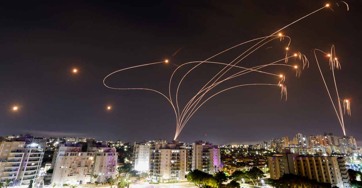 Israel's Iron Dome anti-missile system intercepts rockets launched from the Gaza Strip, as seen from the city of Ashkelon, Israel October 9, 2023. Photo: REUTERS/Amir Cohen