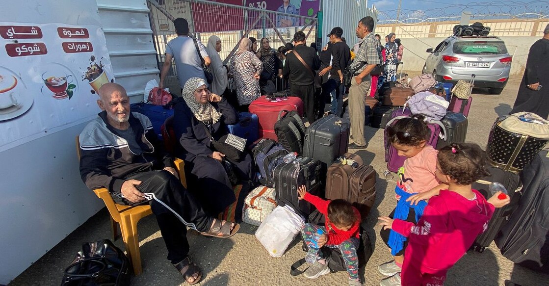 Palestinians with dual citizenship wait outside the Rafah border crossing with Egypt, in the hope of getting permission to leave Gaza, amid the ongoing conflict between Israel and Palestinian Islamist group Hamas, in Rafah in the southern Gaza Strip, November 1, 2023. Photo: Reuters/Arafat Barbakh