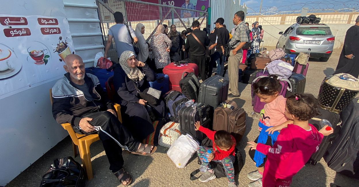 Palestinians with dual citizenship wait outside the Rafah border crossing with Egypt, in the hope of getting permission to leave Gaza, amid the ongoing conflict between Israel and Palestinian Islamist group Hamas, in Rafah in the southern Gaza Strip, November 1, 2023. Photo: Reuters/Arafat Barbakh