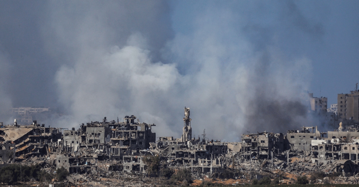 ISRAEL-PALESTINIANA-GAZA-BORDER Smoke rises over Gaza as seen from southern Israel, amid the ongoing conflict between Israel and Palestinian group Hamas. Photo: Reuters/Evelyn Hockstein
