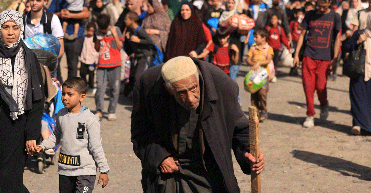 PALESTINIAN-ISRAEL-CONFLICT Palestinian families fleeing Gaza City and other parts of northern Gaza towards the southern areas, walk along a road on November 10, 2023 amid ongoing battles between Israel and the Palestinian Hamas movement. Photo: AFP/Mahmud Hams
