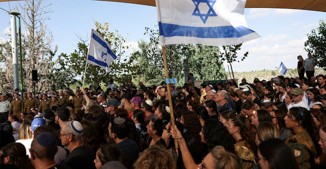 Friends and family mourn during Israeli soldier Corporal Noa Marciano's funeral after her remains were recovered near the Al Shifa Hospital during the ongoing Israeli ground operation in Gaza, in Modiin, Israel. Photo: REUTERS/Ronen Zvulun