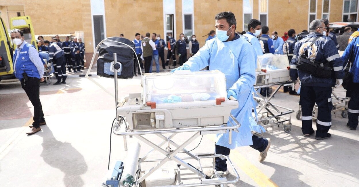 ISRAEL-PALESTINIANS-GAZA-BABIES Medics transfer premature Palestinian babies evacuated from Gaza to ambulances on the Egyptian side of the Rafah border, amid the ongoing conflict between Israel and the Palestinian Islamist group Hamas, in Rafah, Egypt November 20, 2023. Photo: Courtesy Egyptian Health Ministry/Handout via Reuters
