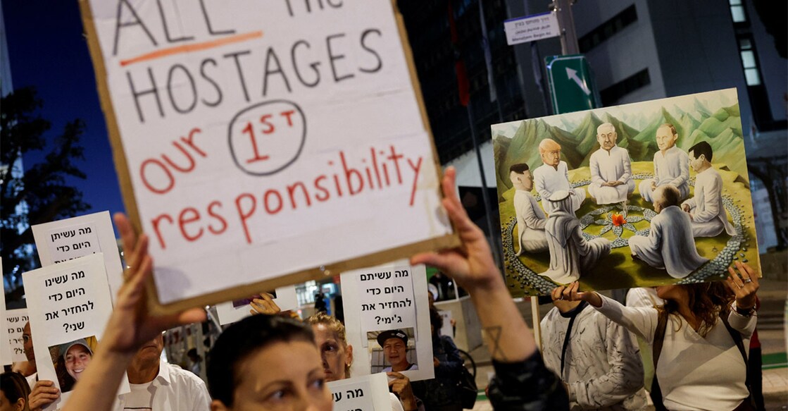 Protesters hold signs demanding the liberation of hostages who are being held in the Gaza Strip. Photo: REUTERS/Amir Cohen