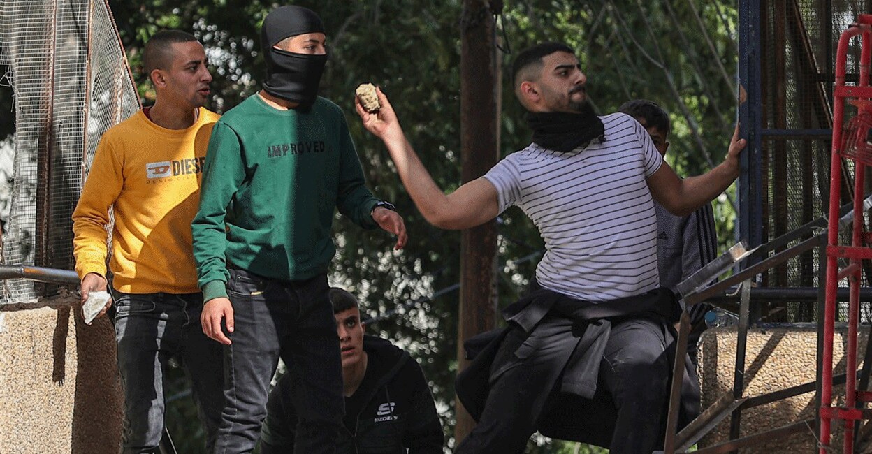 PALESTINIAN-ISRAEL-CONFLICT Palestinians throw stones at Israeli security forces during a raid at the Balata camp for Palestinian refugees, east of Nablus in the occupied West Bank on November 23, 2023. Photo: AFP/Zain Jaafar