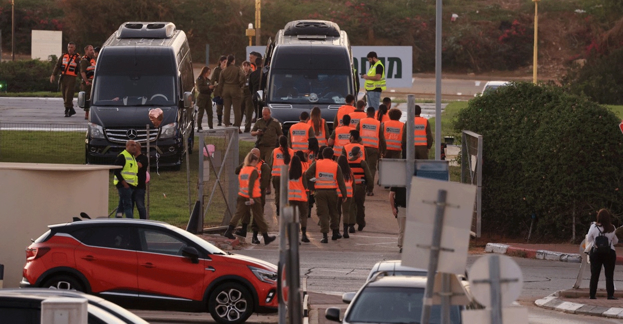PALESTINIAN-ISRAEL-CONFLICT Israeli security forces stand next to buses waiting at the helipad of Tel Aviv's Schneider medical centre on November 24, 2023, amid preparations for the release of Israeli hostages held by Hamas in Gaza in exchange for Palestinian prisoners later in the day. After 48 days of gunfire and bombardment that claimed thousands of lives, a four-day truce in the Israel-Hamas war began on November 24 with 50 hostages set to be released in exchange for 150 Palestinian prisoners. Photo: AFP/ Fadel Senna