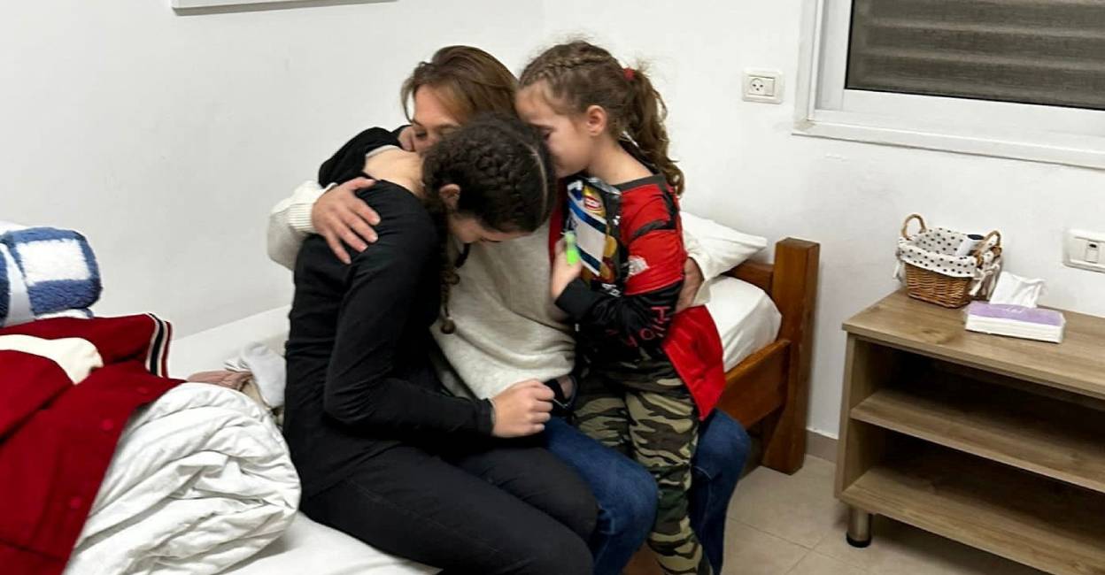 israeli-woman-meets-kids israeli-woman-meets-kids