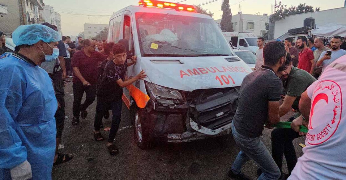 Palestinians pull an ambulance after a convoy of ambulances was hit, at the entrance of Shifa hospital in Gaza City, November 3, 2023. Photo: REUTERS/Anas al-Shareef