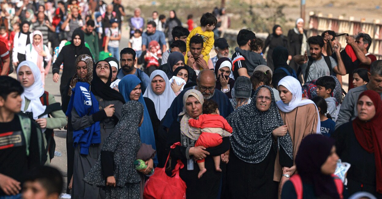 PALESTINIAN-ISRAEL-CONFLICT Palestinians fleeing Gaza City on November 8, 2023. Photo: AFP/Mohammed Abed