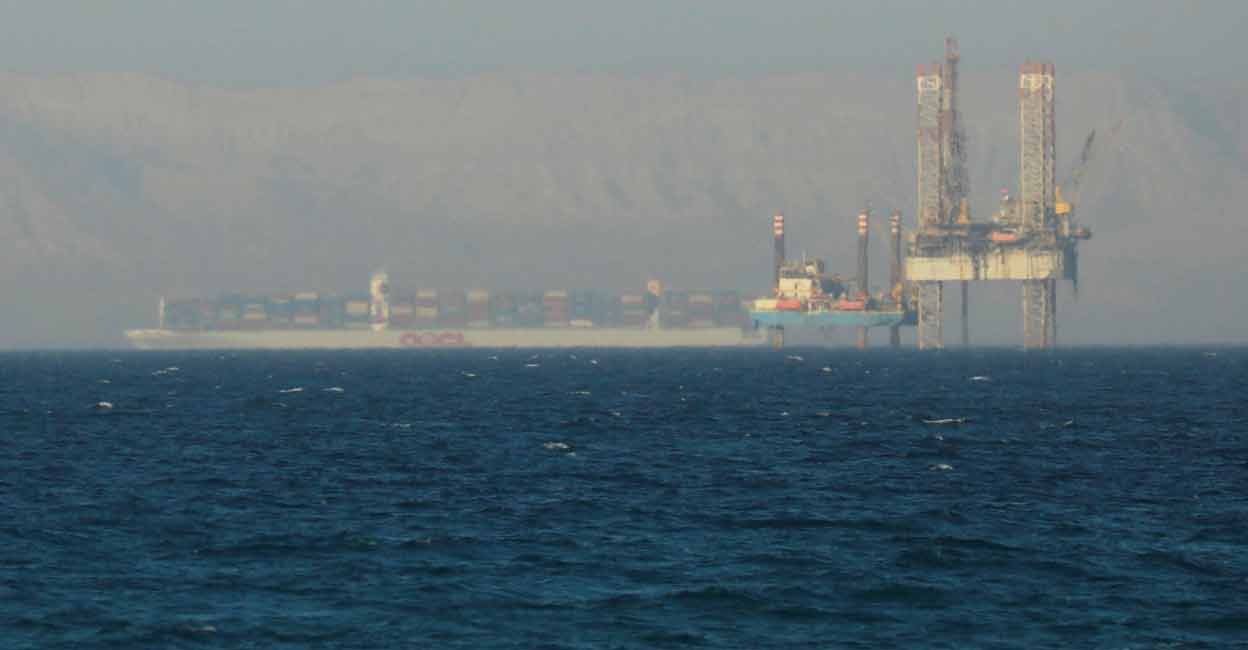 A container ship crosses an oil platform at the Gulf of Suez towards the Red Sea before entering the Suez Canal, outside of Cairo, Egypt September 1, 2020. File Photo: REUTERS/Amr Abdallah Dalsh