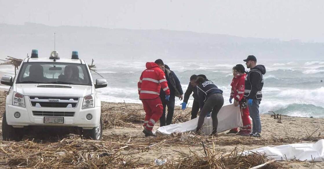 Rescuers recover a body after a suspected migrant boat is wrecked and bodies believed to be of refugees were found in Cutro, the eastern coast of Italy's Calabria region, Italy on Sunday. Photo: Reuters/ Giuseppe Pipita

