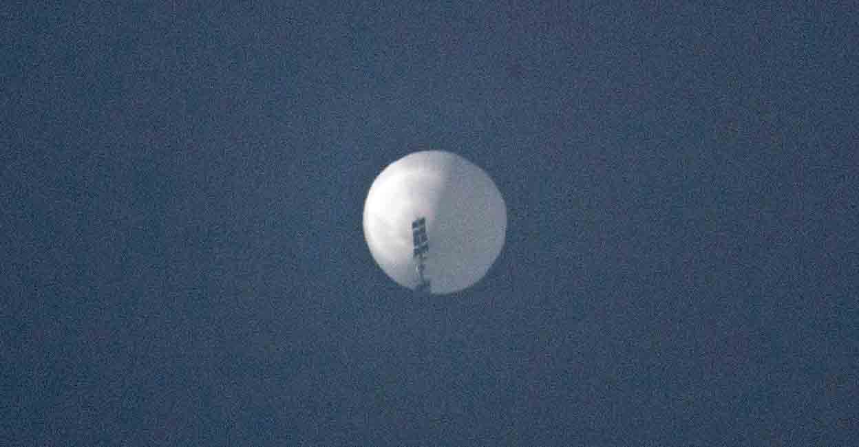 A balloon flies in the sky over Billings, Montana, U.S. February 1, 2023 in this picture obtained from social media. Photo: Chase Doak/via REUTERS