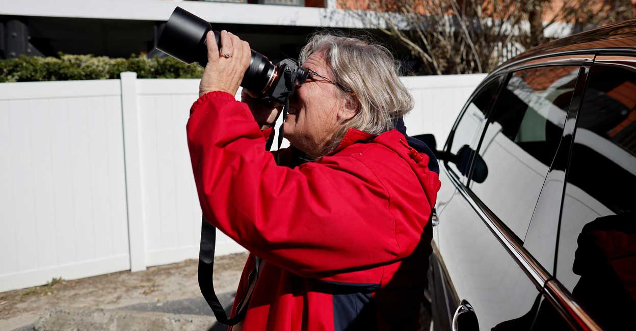 USA-CHINA-SPY Stephenie Stadtler of Surfside Beach, photographs a suspected Chinese spy balloon as it floats off the coast in Surfside Beach, South Carolina, U.S. February 4, 2023. Photo: Reuters/Randall Hill