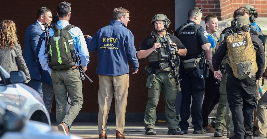 Kentucky Governor Andy Beshear speaks with police deploying at the scene of a mass shooting near Slugger Field baseball stadium in downtown Louisville, Kentucky, US April 10, 2023. Photo: Reuters