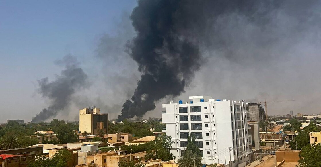 Smoke billows above residential buildings in Khartoum on April 16, 2023, as fighting in Sudan raged for a second day in battles between rival generals. Photo: AFP