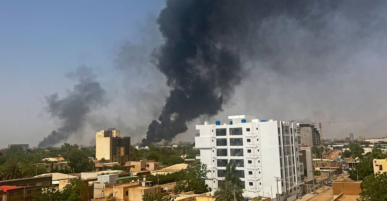 Smoke billows above residential buildings in Khartoum on April 16, 2023, as fighting in Sudan raged for a second day in battles between rival generals. Photo: AFP