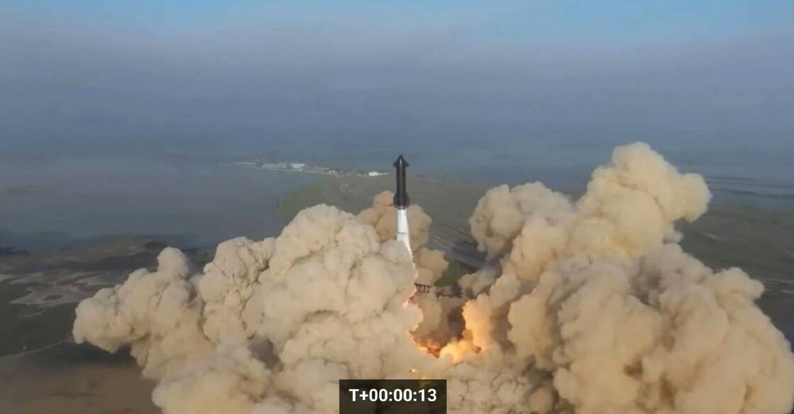 SpaceX's next-generation Starship spacecraft atop its powerful Super Heavy rocket lifts off. Photo: SpaceX/Handout via Reuters