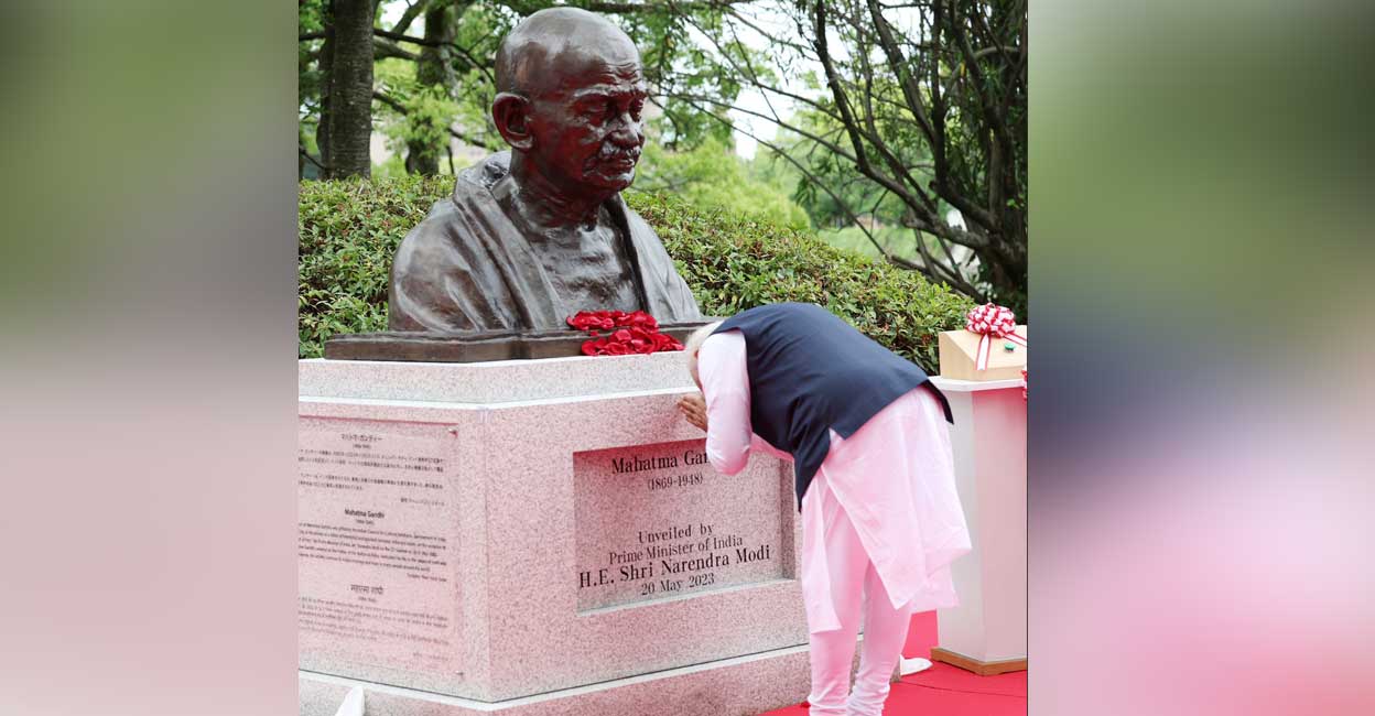 gandhi-bust-hiroshima2 gandhi-bust-hiroshima2