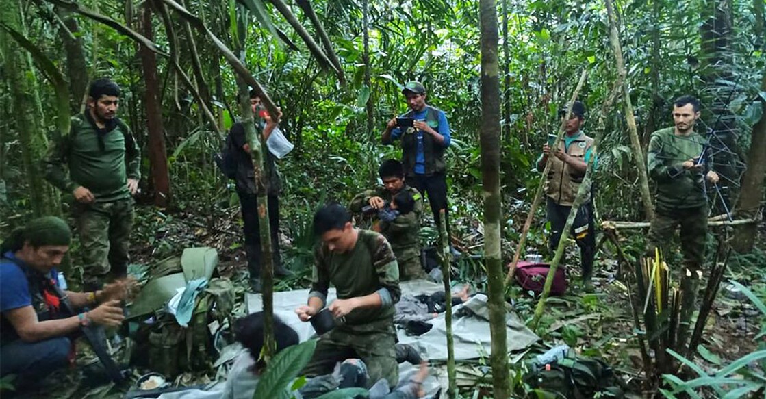 Colombian military soldiers attend to child survivors from a Cessna 206 plane that crashed on May 1 in the jungles of Caqueta, in limits between Caqueta and Guaviare, in this handout photo released on June 9, 2023. Photo: Colombian Military Forces/Handout via REUTERS