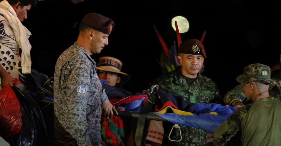 A child survivor from a Cessna 206 plane that crashed in thick jungle is carried on a gurney after arriving from San Jose del Guaviare, while the father of the child survivors Manuel Ranoque walks alongside, at the CATAM military airbase, in Bogota, Colombia,  on June 10, 2023. Photo: REUTERS/Luisa Gonzalez